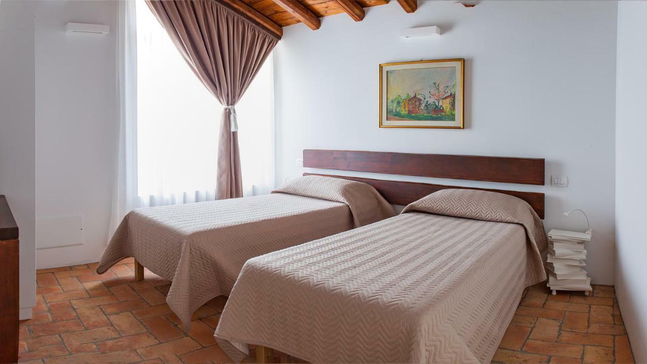 Cascina San Martino Bed & Breakfast Passirano ภายนอก รูปภาพ